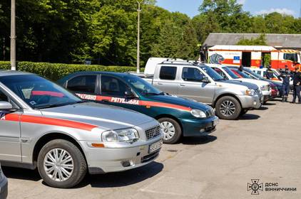 Вінницьким рятувальникам благодійники передали легкові автомобілі, мікроавтобус та автобус